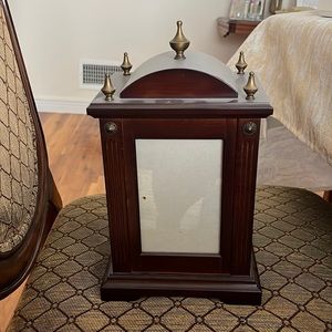 Bombay picture holder